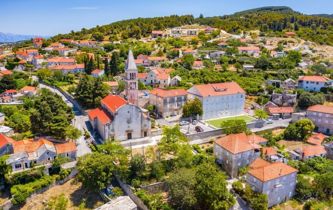 Nerežišća na otoku Braču — pogled iz zraka na selo i župnu crkvu